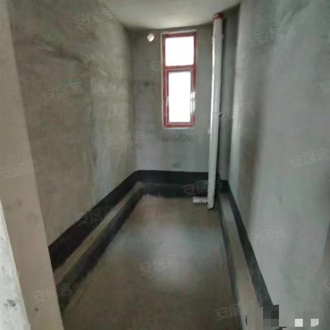 311，捡漏！房东急售，风和日丽，4房​，单价4500，送车位，电梯好楼层，采光好