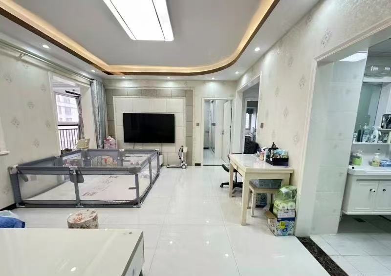 老三中附近，电梯精装大两房，中间好楼层，成色新！拎包入住，证满二