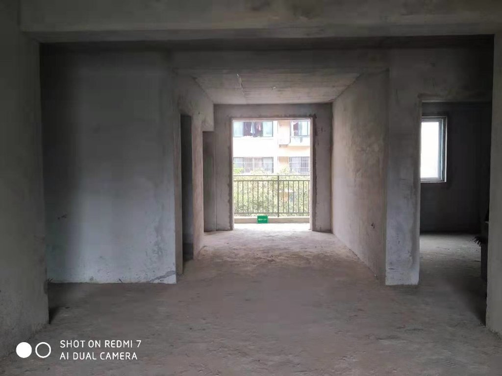 滨江新城毛坯大三房 南北通透 好楼层 看房方便诚心卖