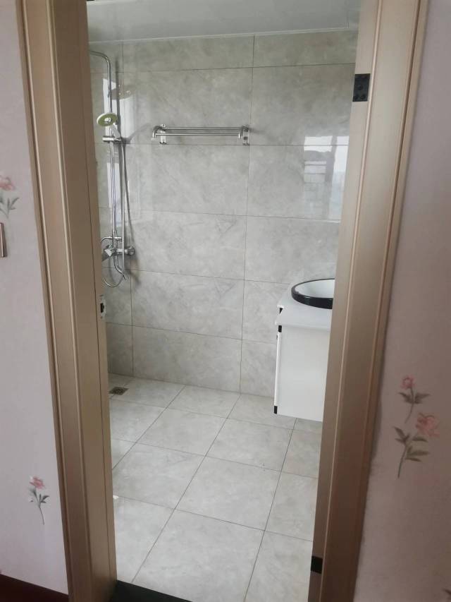 新三中旁还建房精装修好楼层急卖