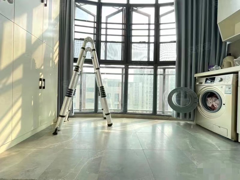 急售，豪装复式楼，中央华府，精装五房，送个阳光房，9成新，电梯小高层