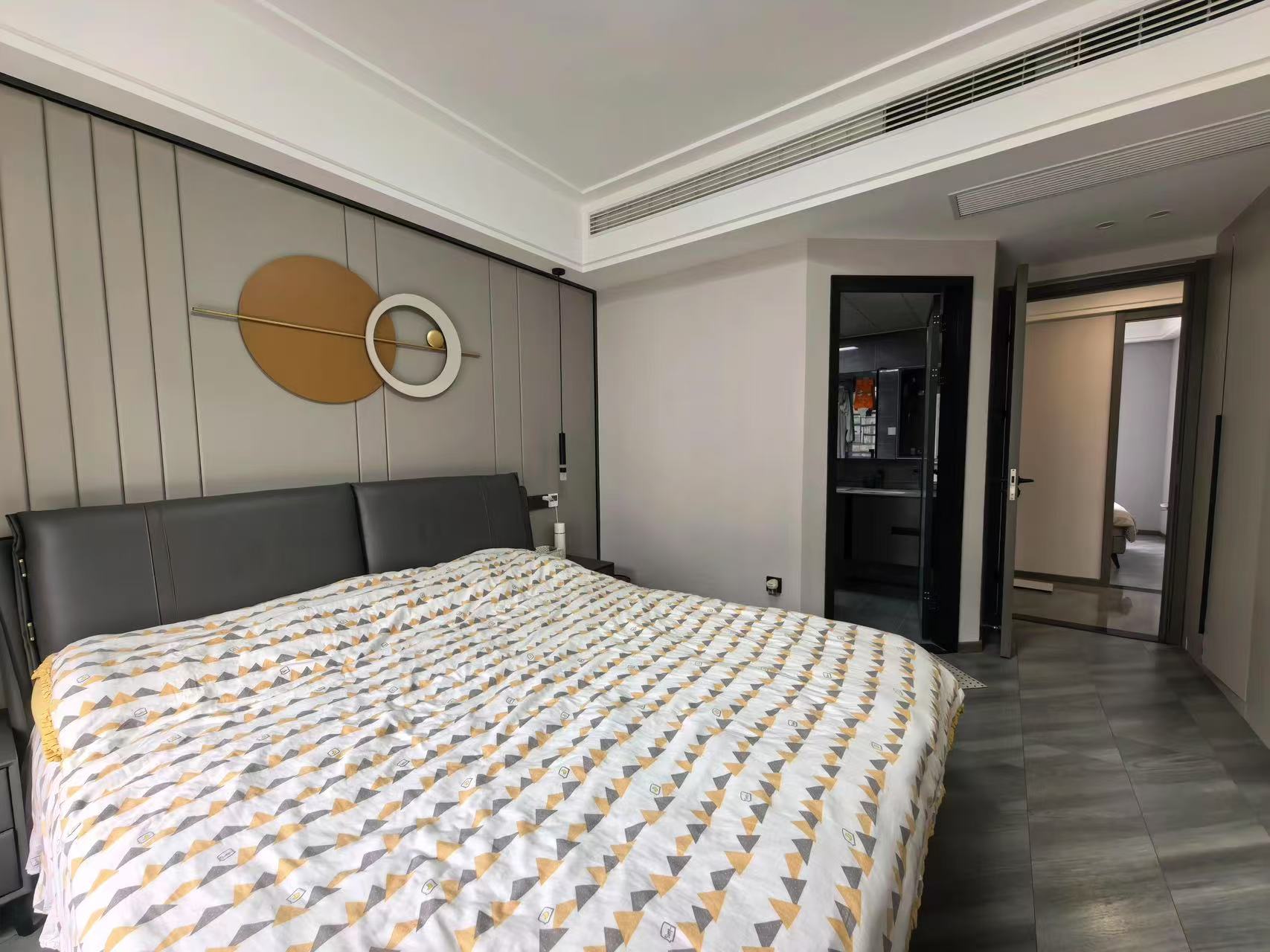 亏本出，城南，元泰未来城B2区，精装三房，成色新，中间好楼层，证满二