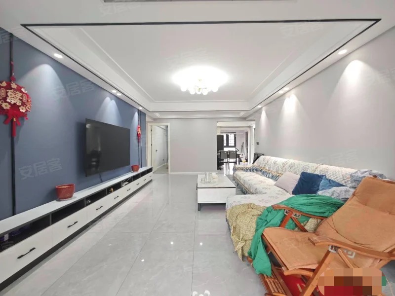 城南，蓝天新城，精装三房，边户，装修成色新，诚心出售，