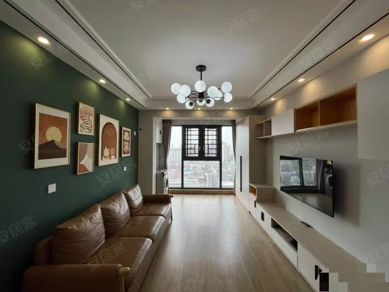 房东血亏，实验二小旁，次新小区，精装两房，成色新，拎包入住