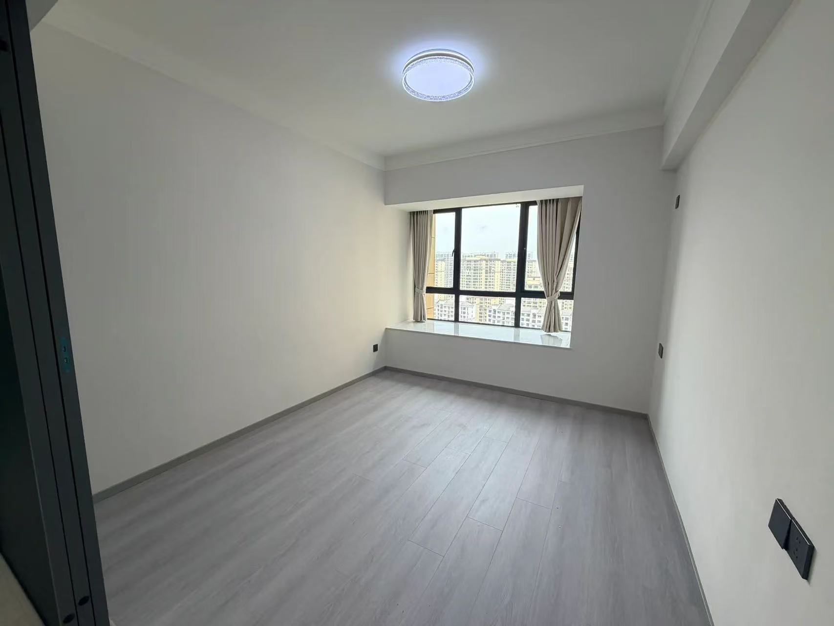 ​城‮吾，南‬悦‮场广‬旁，元泰c区，​精‮四装‬房，单价5300+，业主‮心诚‬出售，证‬满二