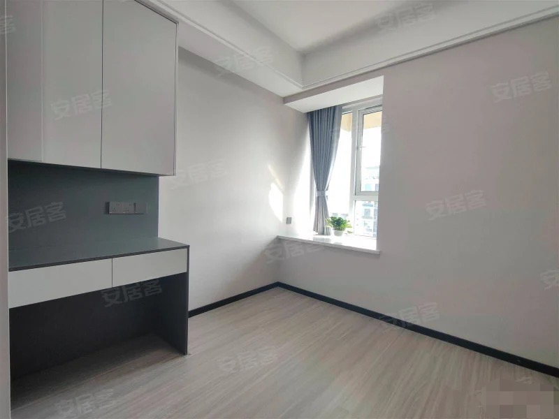 降价了，降价了，风和日丽，精装3房2卫，好楼层凤凰楼层，一天未住，新三中，送车位