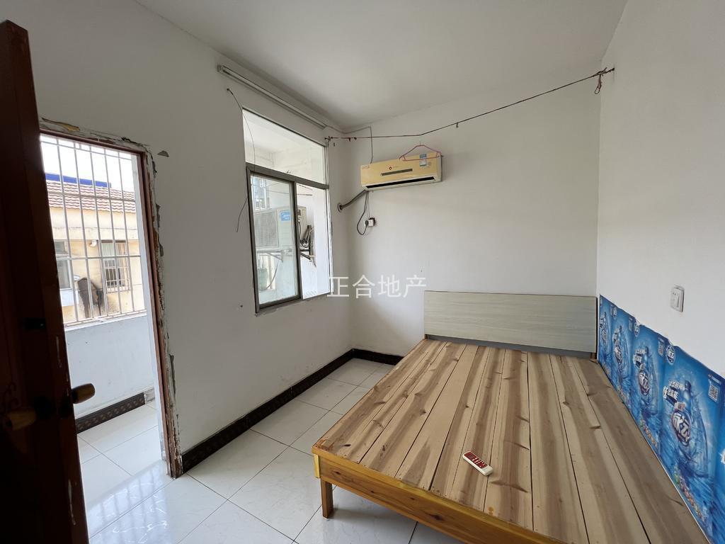 沔中旁边，步梯4楼，两证齐全总价16.8，房龄很新