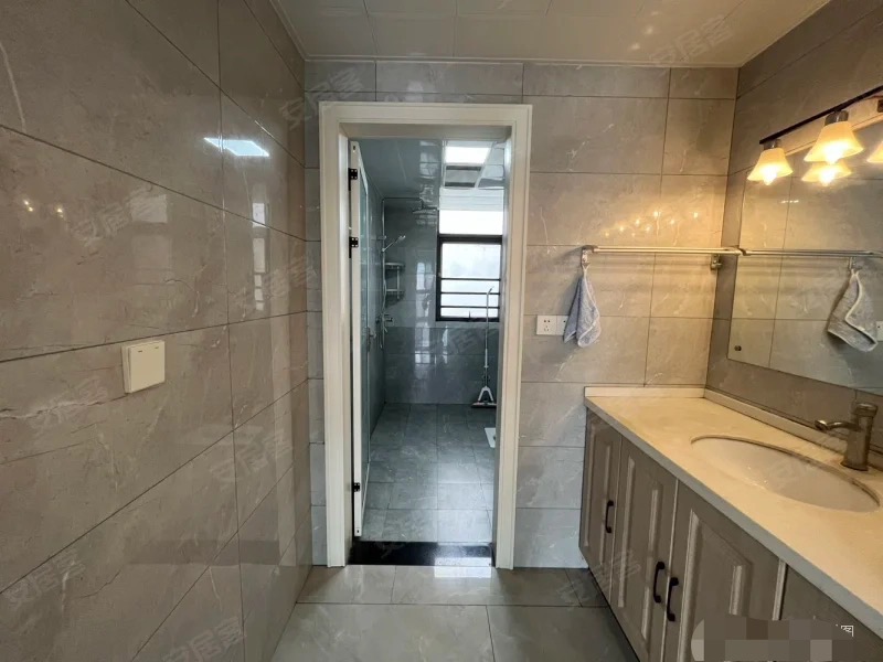 108，亏本急售，康湾一品，精装大4房，家装齐全，送一个地下车位，老证。