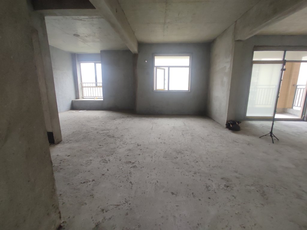 新城一号.毛坯四房.单嫁才5700呦.看房方便