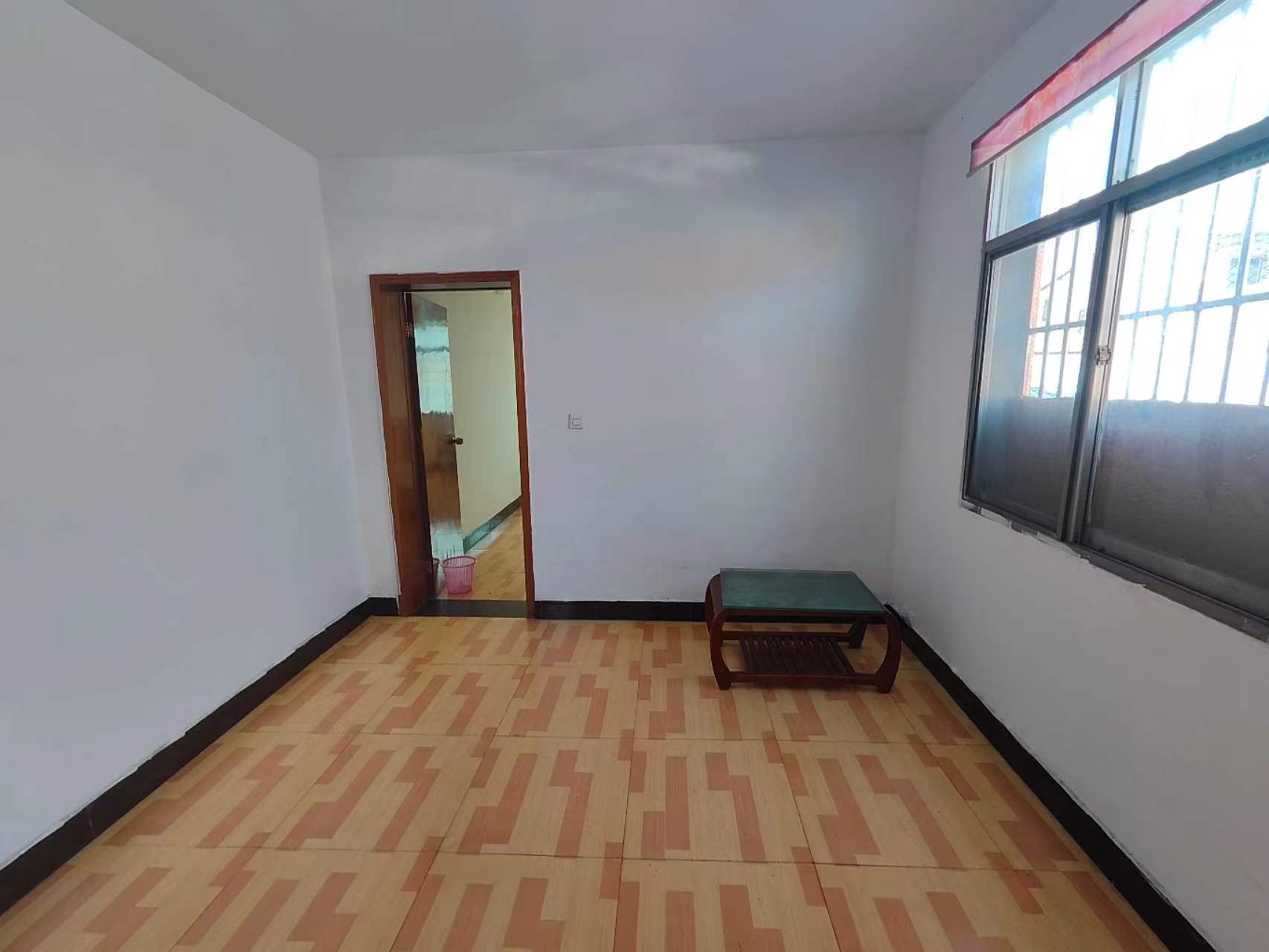 车站附近的一室一厅一厨一卫，出门就是菜场，沃尔玛，停车方便，可租半年