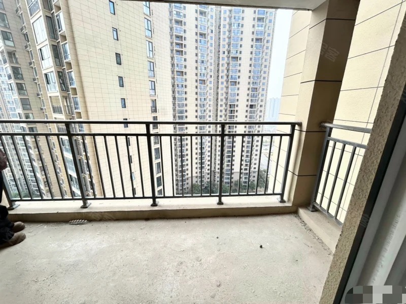 城南，森林国际，毛坯大四房，中间楼层，单价5100，证件满两年