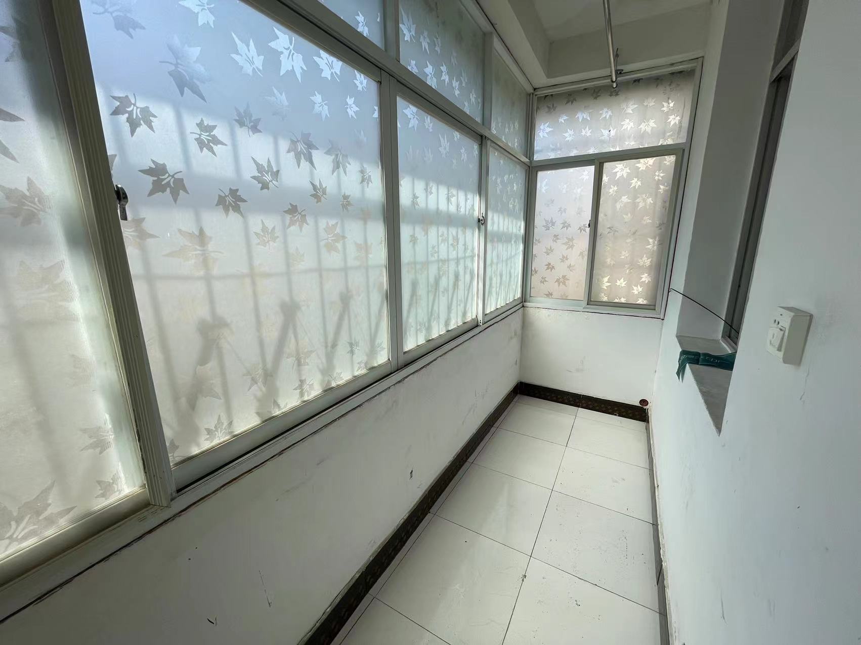 沔中隔壁，汉江学生公寓，精品两房，楼下有架空层，相当于二楼，满二