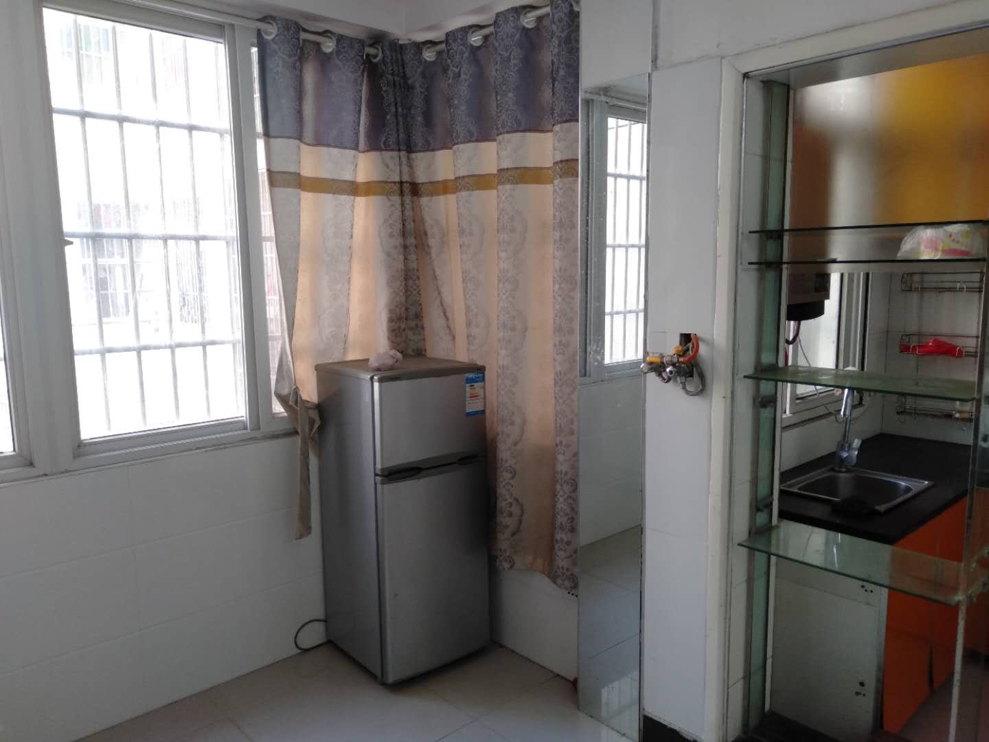 月亮湾附近梨园小区，步梯好楼层，装修好拎包入住!