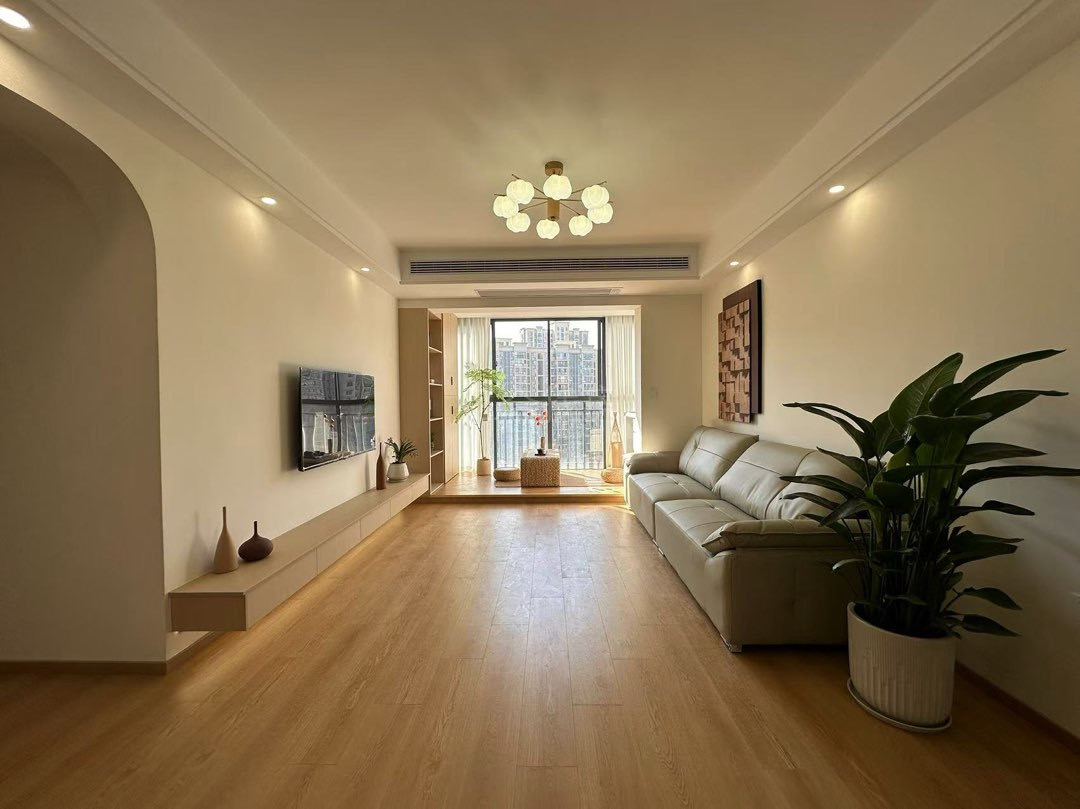 降价了，l森林国际 湖景房， 全新装修，精装三房， 楼层好，双书包 出门就是沔阳公园 仙湖公园 楼下新二中二小 拎包入住