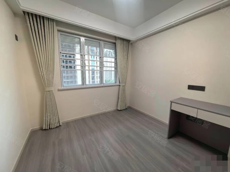 沔阳悦府，送车位，电梯8楼，老证。精装三房二厅二卫，中央空调，领包入住