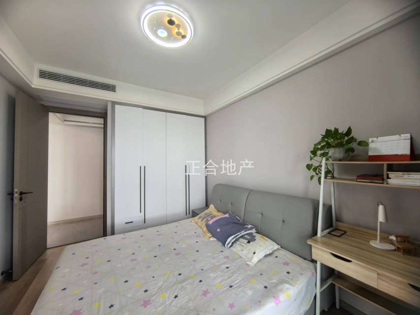 业主诚心出售，城南，新沔中旁，全新精装三房，单价4600，送车位，边户双阳台