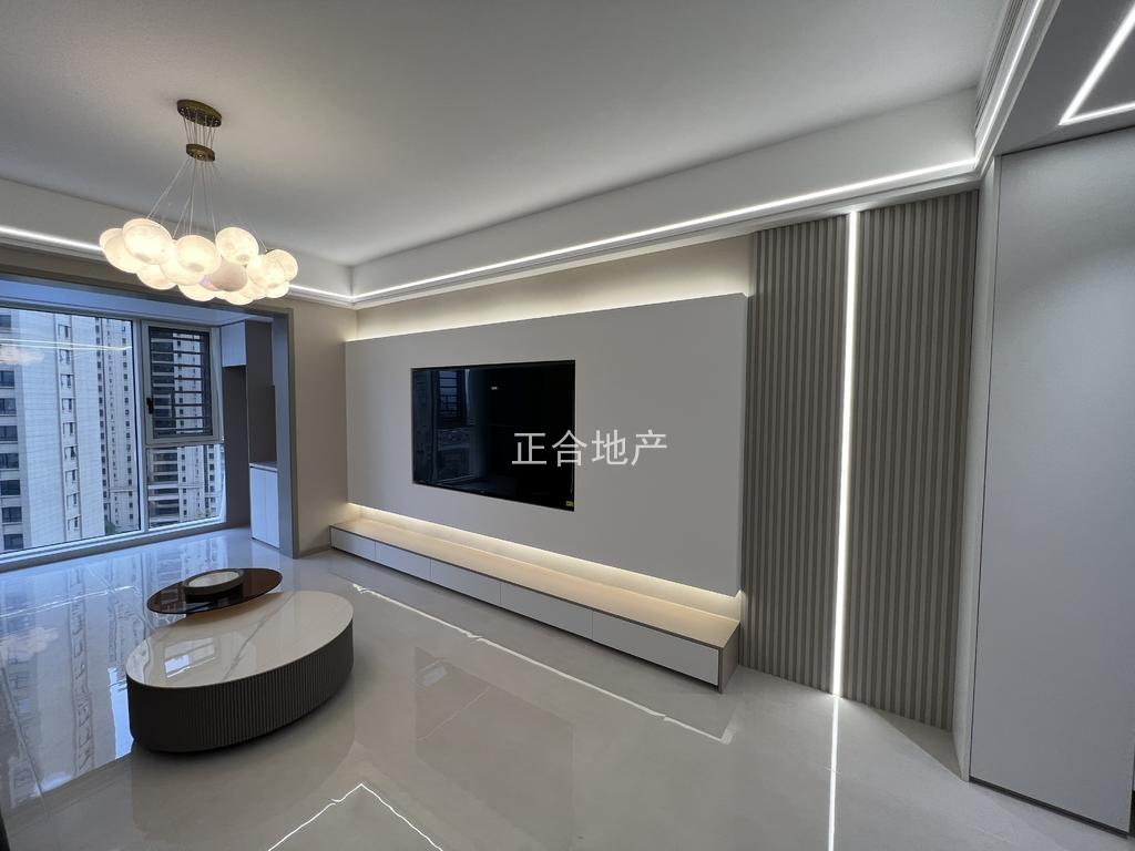 城南。御湖世家。好楼层电梯12楼。全新精装三房二卫，证满二，送车位