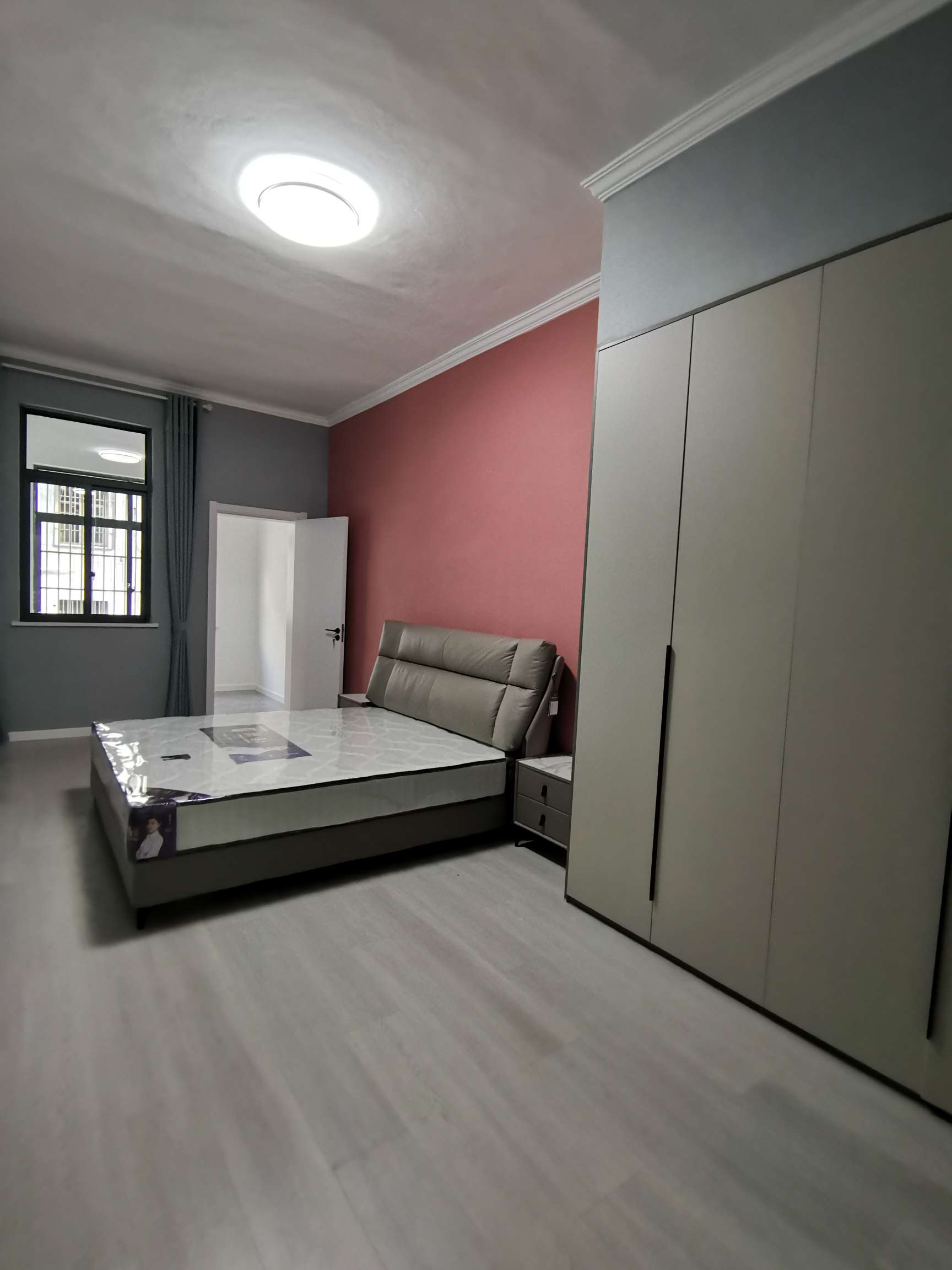 纽芬兰酒店对面，步梯二楼，大阳台，有院子好停车，精装三房