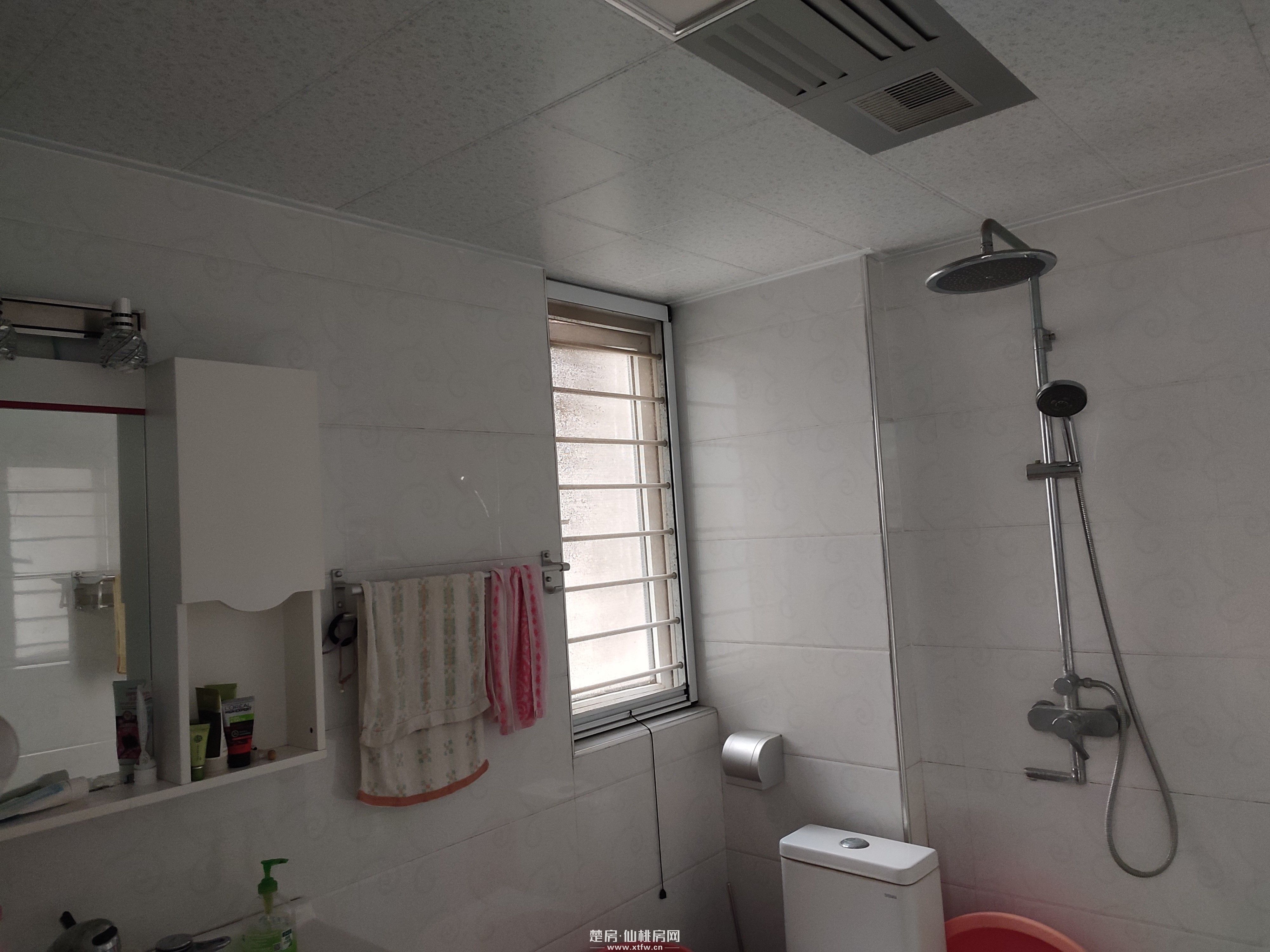 英伦名邸精装一梯两户三居室，中间好楼层采光通风好