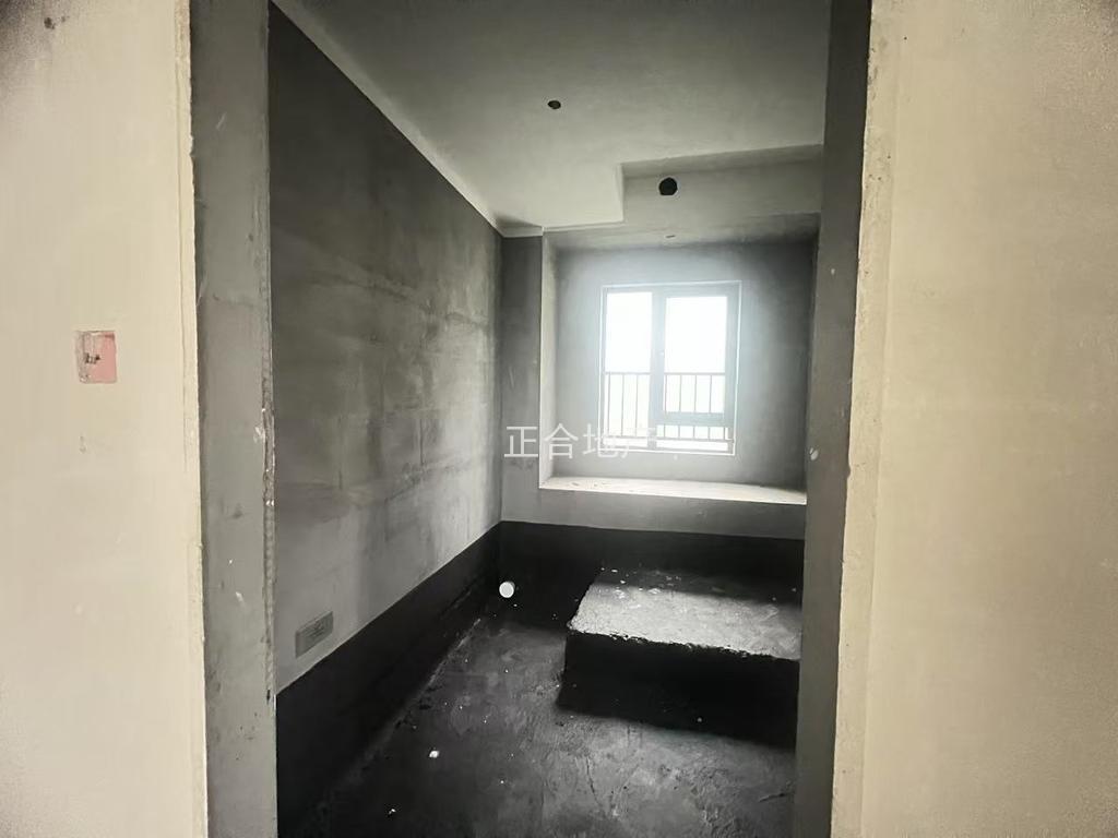 城南吾悦华府好地段，大四房，南北双阳台，现房