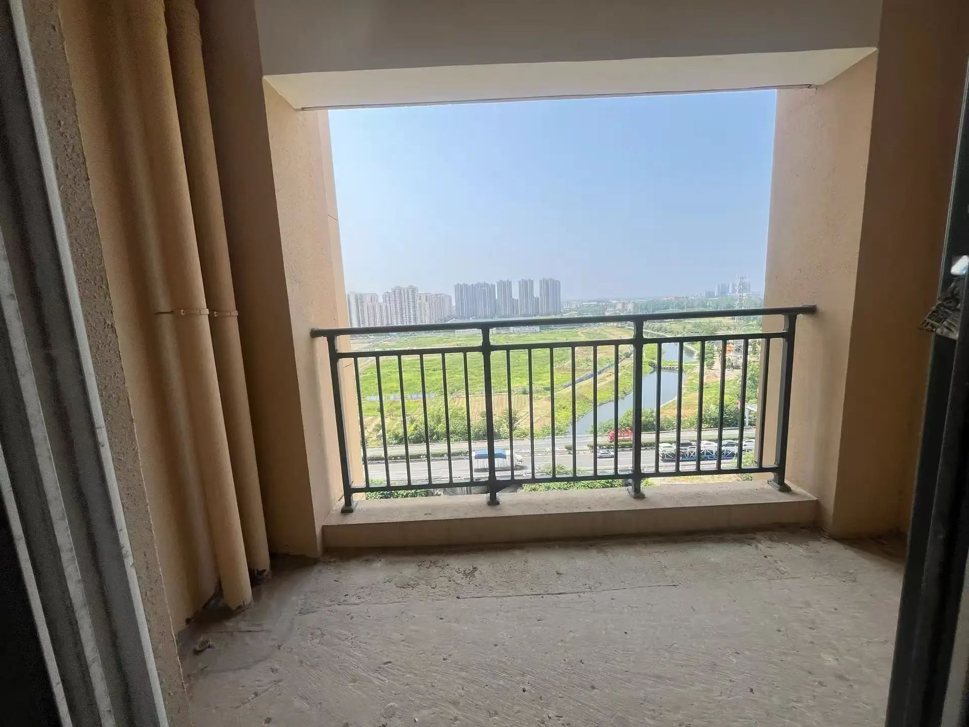 捡漏，城南，南国明珠，单价4000，毛坯大四房，送车位，15楼，满五