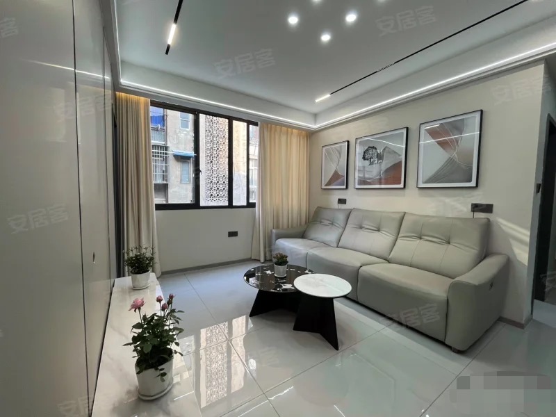 降价了，房东诚心出售，仙桃商城，楼下老三中，步梯三楼，全新装修三房两卫 ，户型采光好