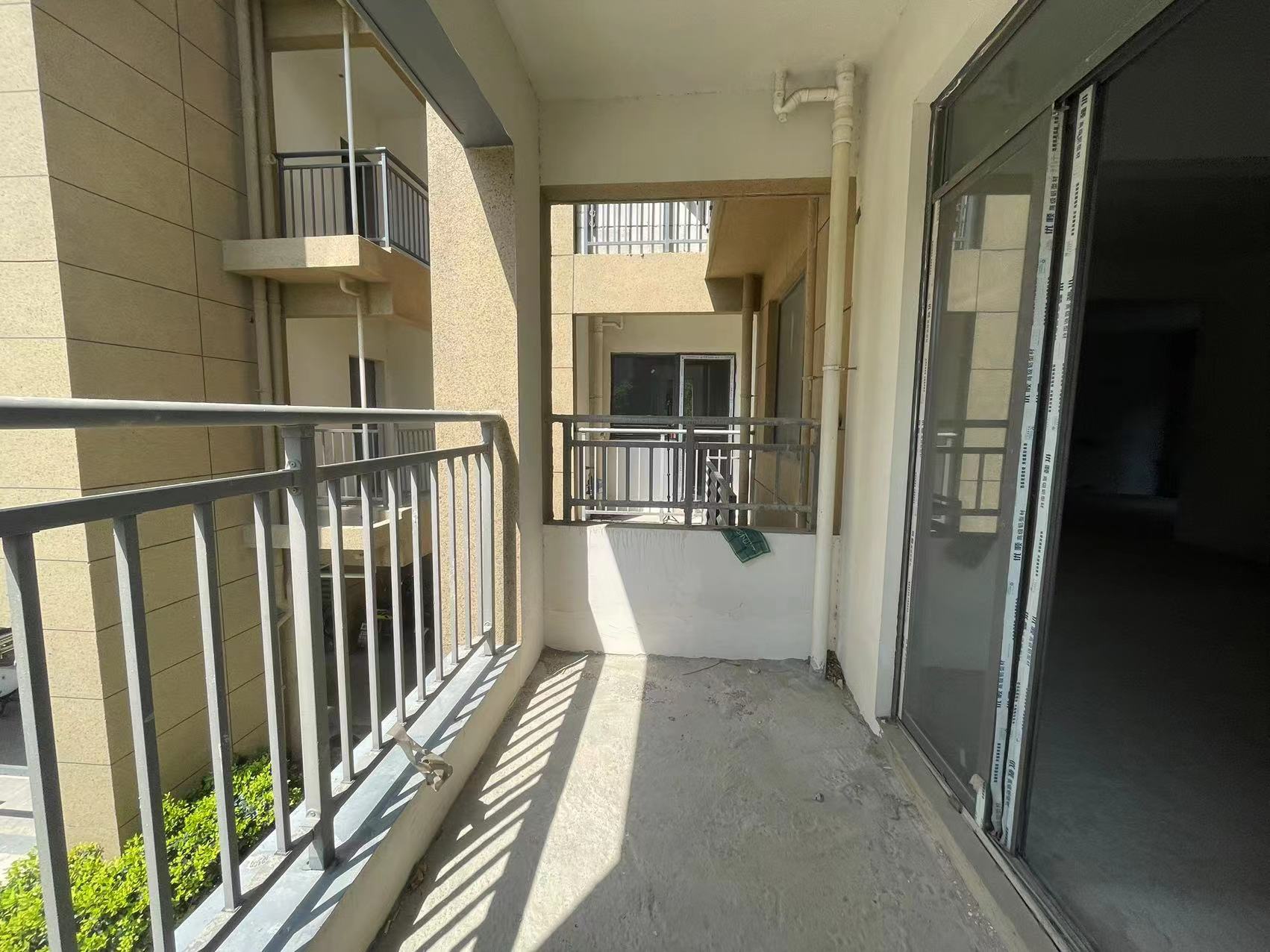 环球毛坯3面采光，单价5500，看房方便，出行方便