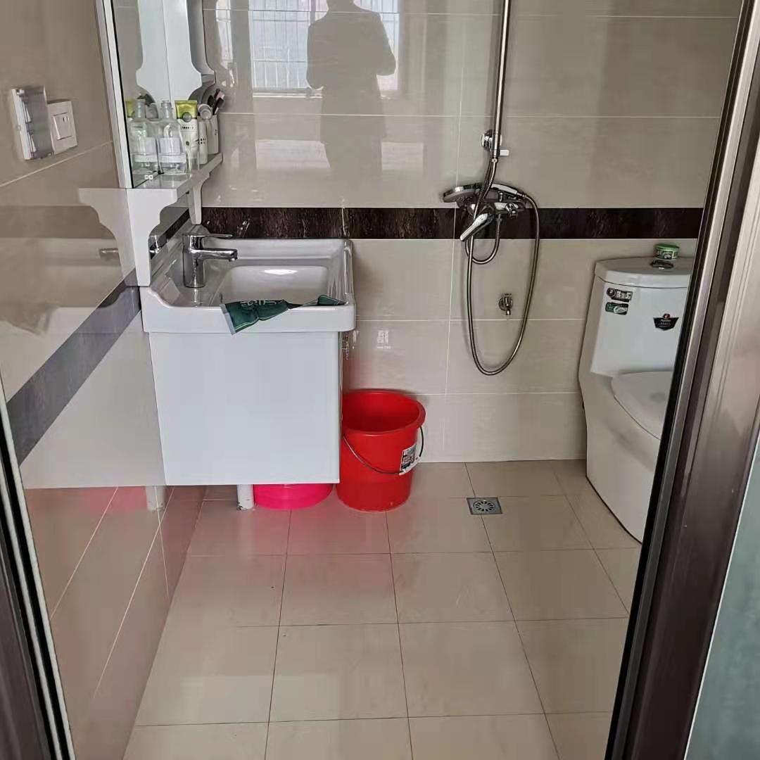 富锦公寓精装三房地理位置优越交通生活方便诚意出售！