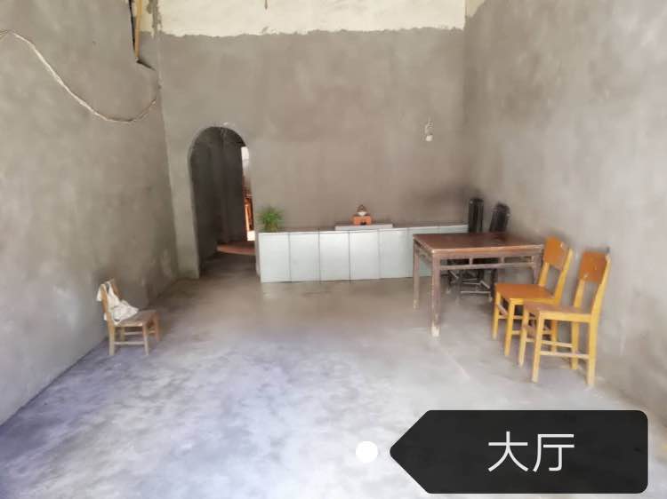 平房整体出租，三轮货的大门可直接进出。适合小型工商经营者简朴家居兼仓库、加工作坊租用