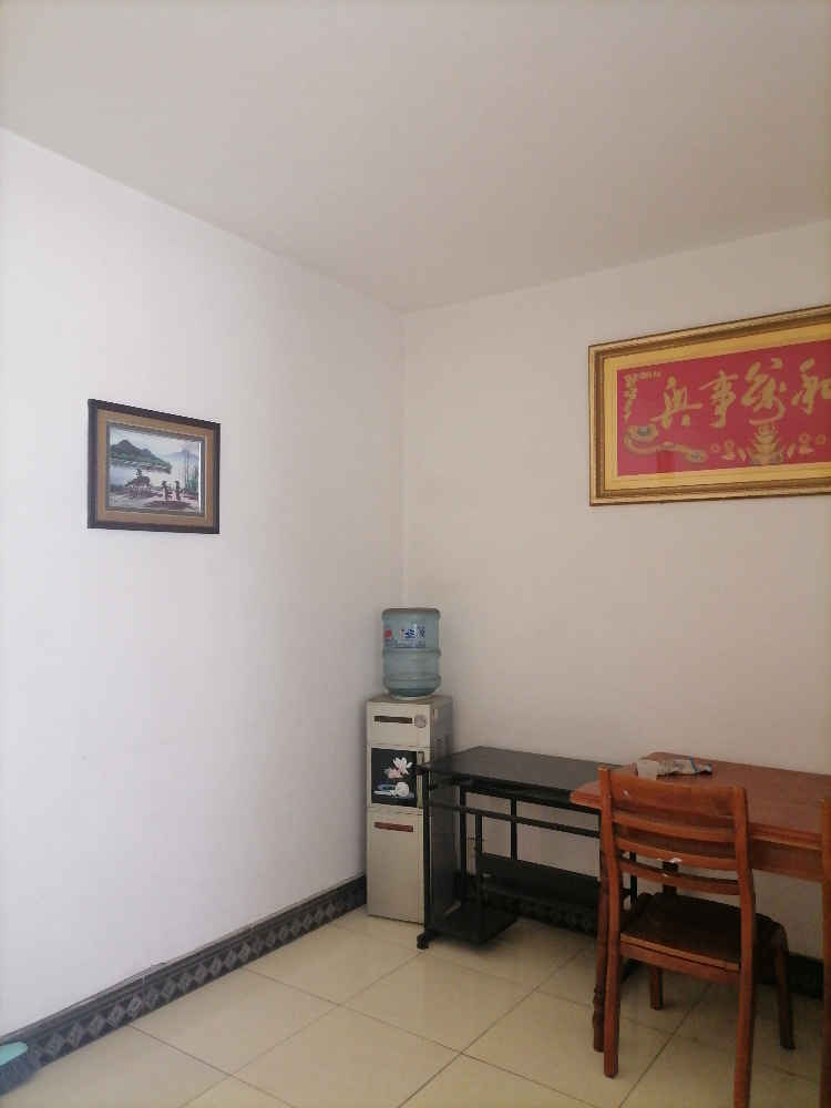 何李路四中斜对面厅室出租