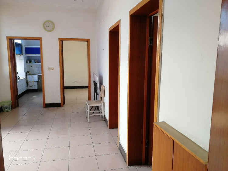 离弘文中学几十米远，交通方便