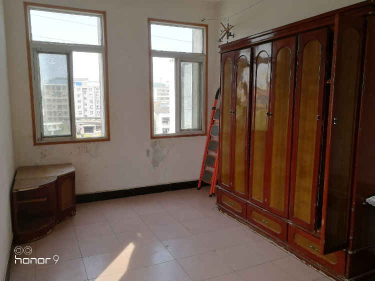 离弘文中学几十米远，交通方便