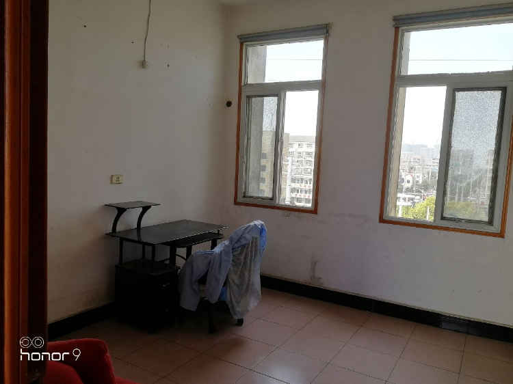 离弘文中学几十米远，交通方便