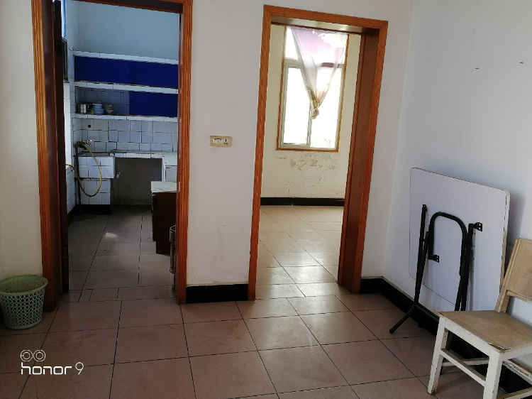 离弘文中学几十米远，交通方便