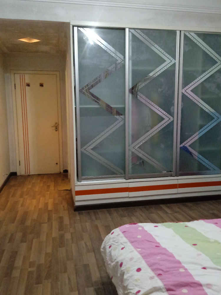 青青家园富迪超市附近三房两厅两卫简装，