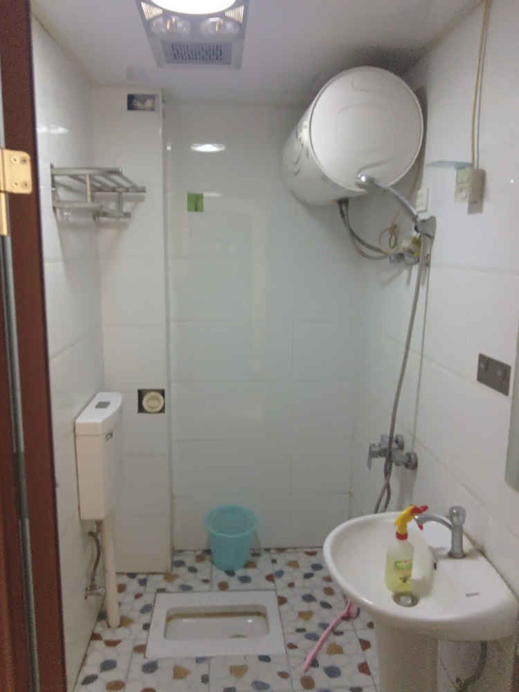 何李路沙嘴青青家园附近，光湖大街。30平方左右房间出租。