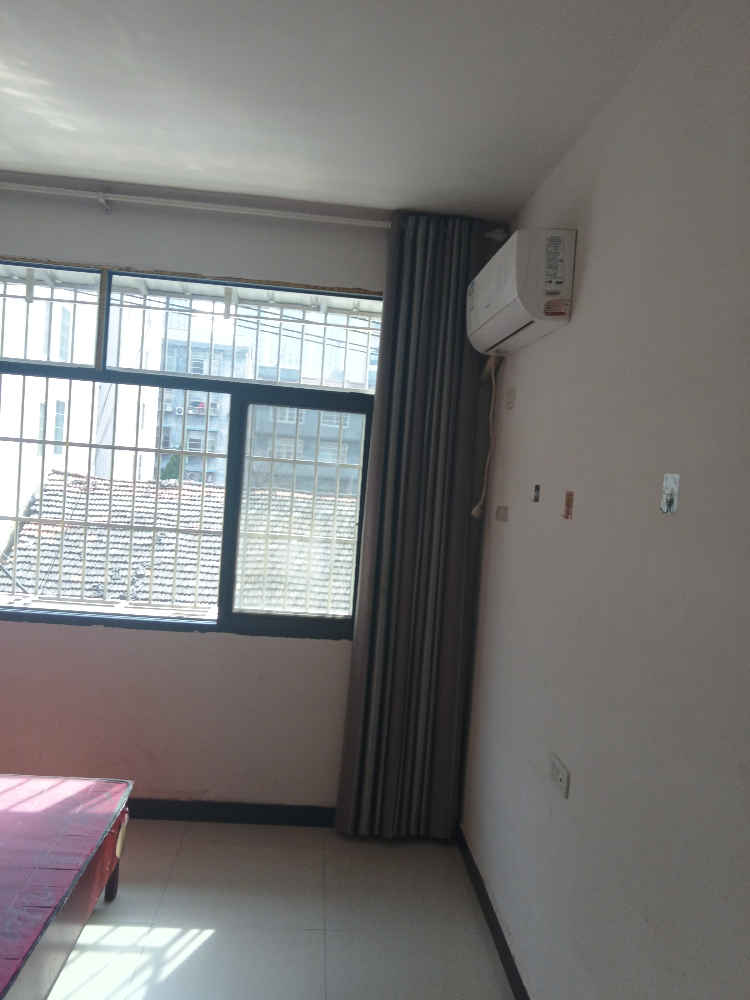 何李路沙嘴青青家园附近，光湖大街。30平方左右房间出租。