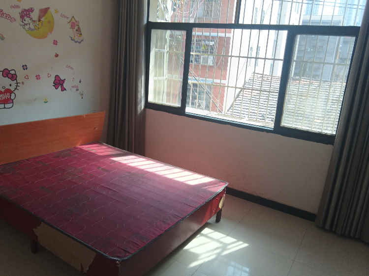 何李路沙嘴青青家园附近，光湖大街。30平方左右房间出租。