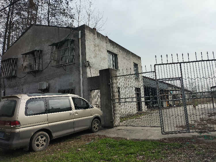 彭场镇七里村占地约十亩，建筑面积约3000平，可做厂房可养殖，有围墙，有意者电询