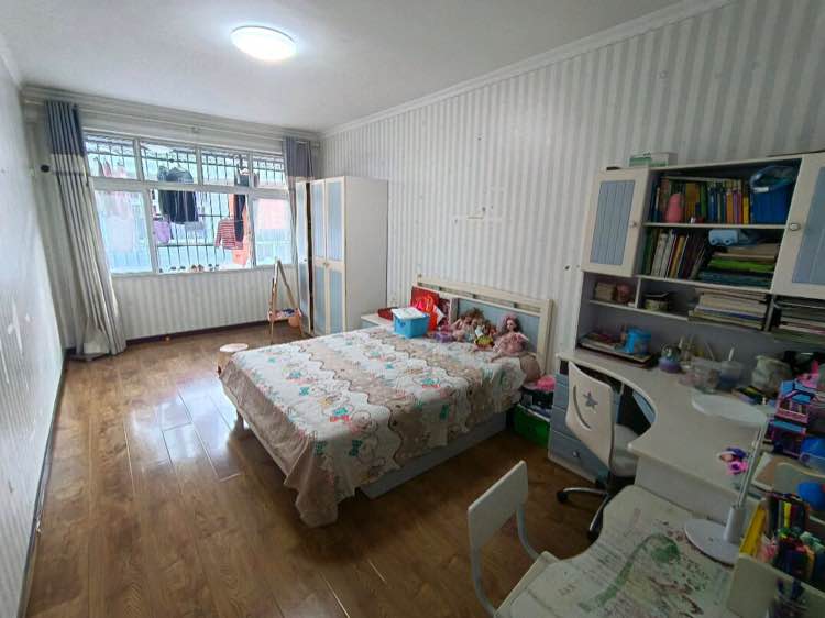 一中对面 三室两厅两卫 家电家具全送 证件齐全