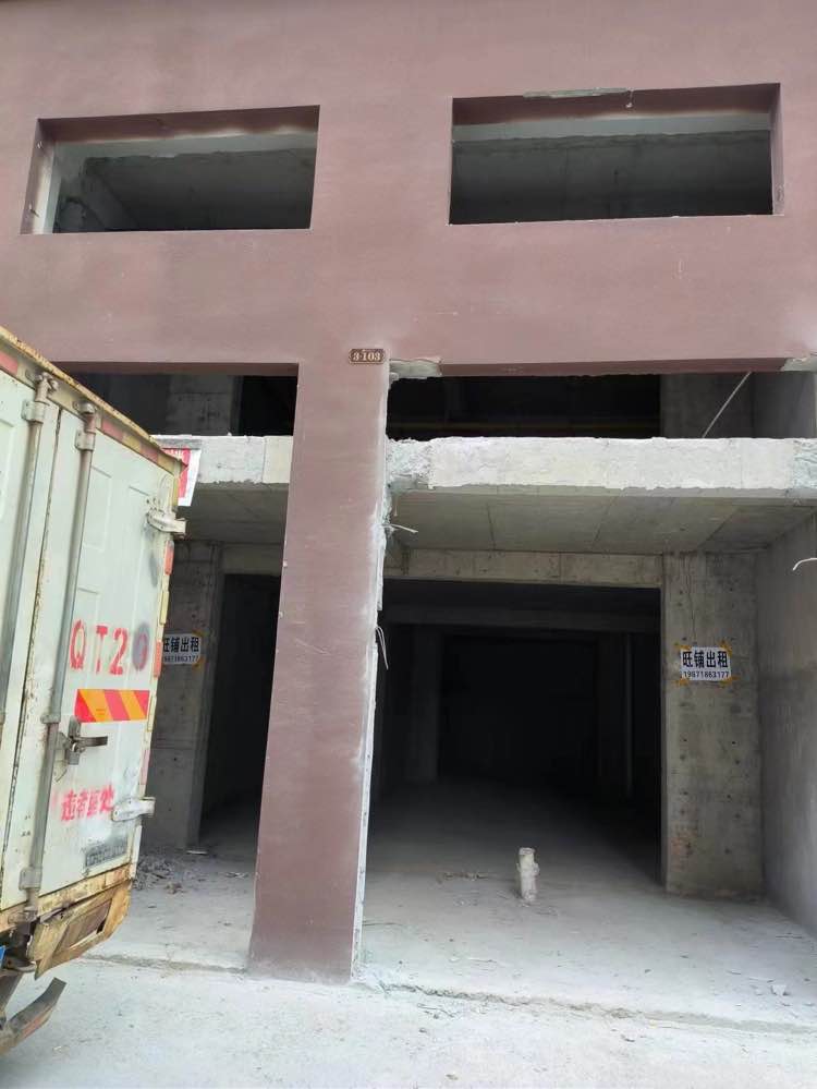 蓝天白云沿街门面