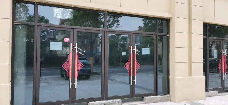 临街商铺附近别墅群