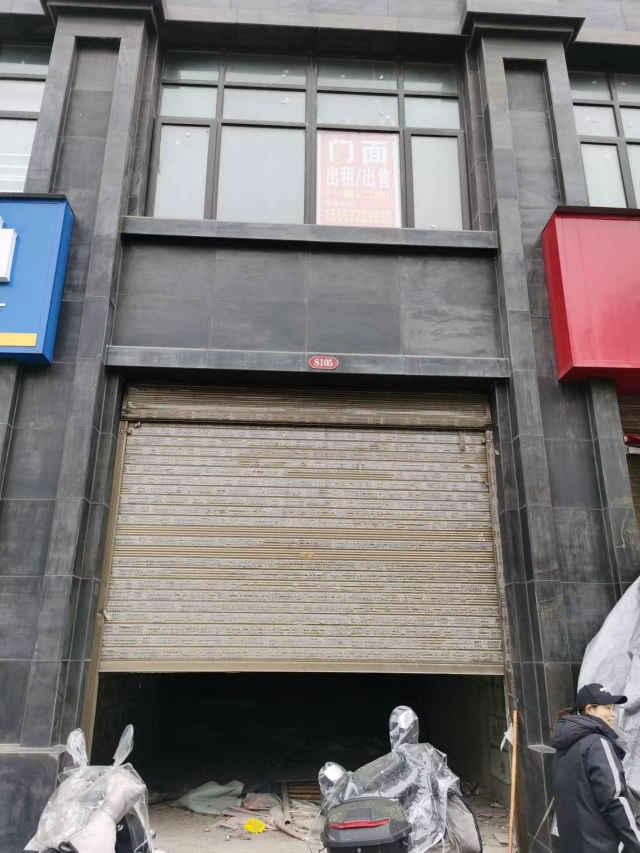 地处仙桃市沔阳公馆门面房上下两层总层高9米多，面积300平方，其中一楼100平方，二楼200平方。招租，岀售均可。