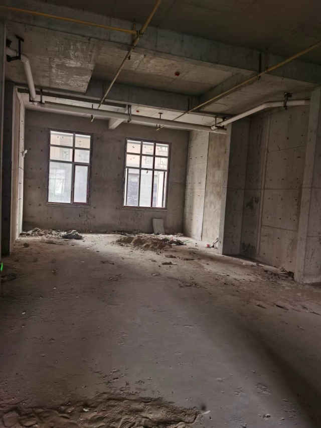 地处仙桃市沔阳公馆门面房上下两层总层高9米多，面积300平方，其中一楼100平方，二楼200平方。招租，岀售均可。