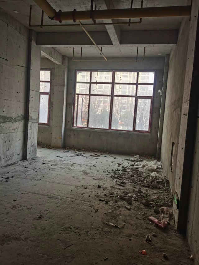 地处仙桃市沔阳公馆门面房上下两层总层高9米多，面积300平方，其中一楼100平方，二楼200平方。招租，岀售均可。