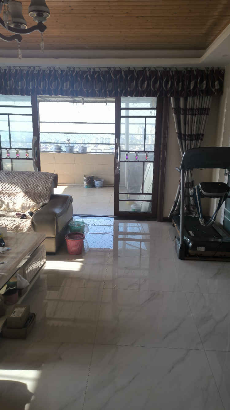 送大阳台的小高层电梯房