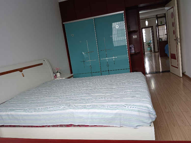 新中医院对面龙敖楼，附近仙桃二中一中，武商体育广场，大菜场大超市，