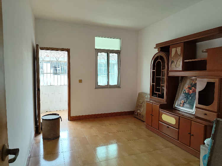 便宜捡漏，房东诚心卖房，武商沙嘴汉江高中附近三室二厅120平米低价出售