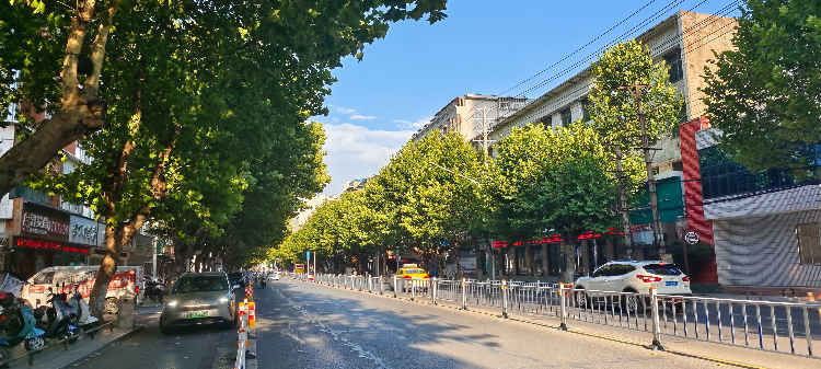 这房子，适合人口多的家庭！年轻人住一层，长辈住一层！上学近！上街近！买四楼送五楼！上学、就医、购物、出行N方便！实有面积190㎡