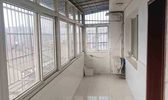 笆篓湾精装三房两厅两卫